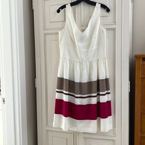 Ann Taylor lined cotton dress. V front and back.